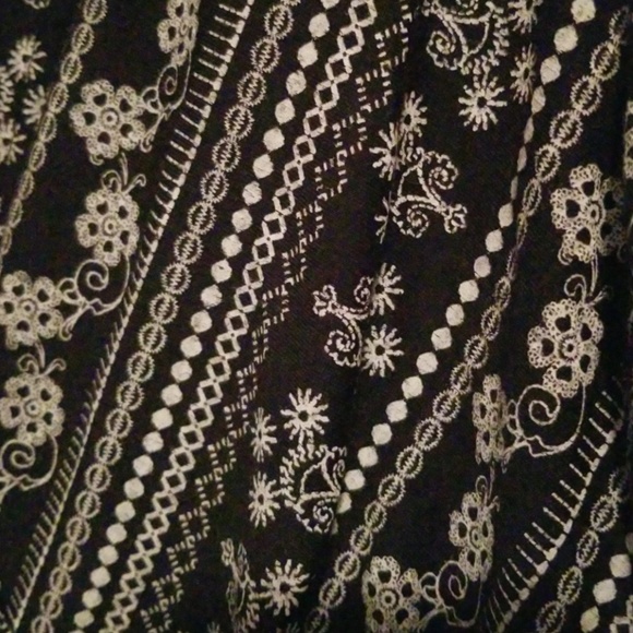 Tunic, black & white pattern top - Picture 2 of 2